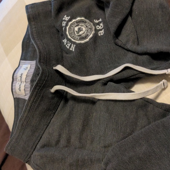 Abercrombie Kids NWOT Girls Size Medium Gray Sweatpants - Picture 1 of 3